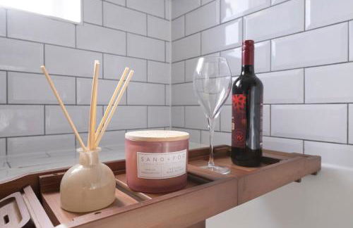 Designer 1BR I Work-From-Home Ready I Fast Wi-Fi - Foto 20