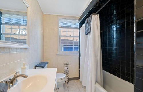 Escape to Raleigh Ave Glamour - Steps to the Beach - Foto 24