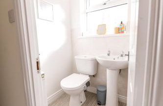 Bright and Well-Kept 3-Bed Property! Free Parking - Foto 41