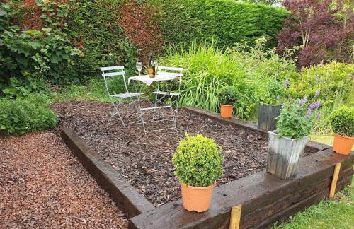 The Bothy near Tenby, Big Projector Screen, Four-poster bed, on-site HOT TUB access via Spa Pack - Photo 9