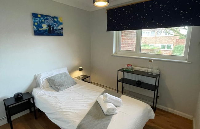 3 Bed House - Sleeps 5 - Garden - Parking - Wifi - Foto 2