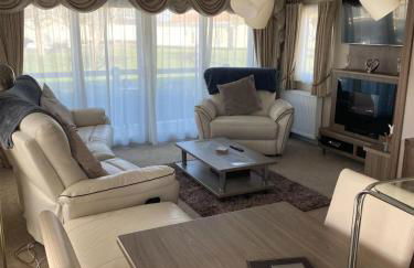 2 Bed, 2 Bath Lodge Style Caravan with Hot Tub & Private Garden at Patrington Haven Leisure Park - Foto 17