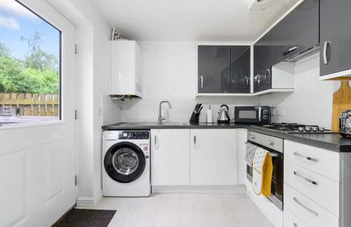 Superb Two Bedroom House Near Etihad & Coop Live - Free Parking - Foto 11