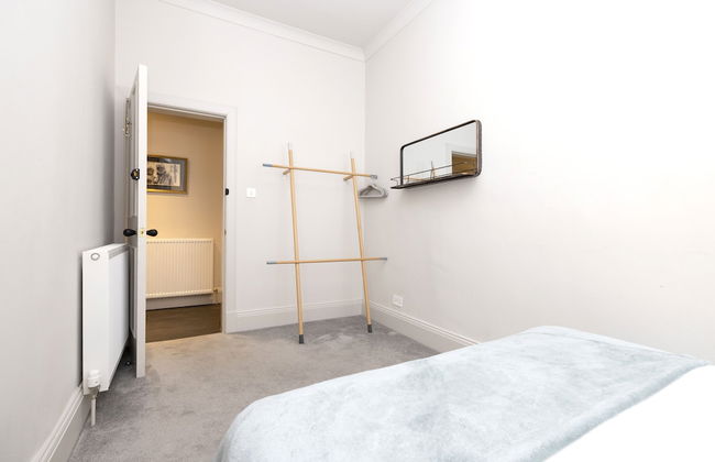 JOIVY Iconic Cockburn Street 4 Bedroom Apartment: Heart of Old Town - Foto 49