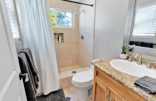 Beach Escape with Patio! 2 Min Walk to Sand & Surf - Foto 41