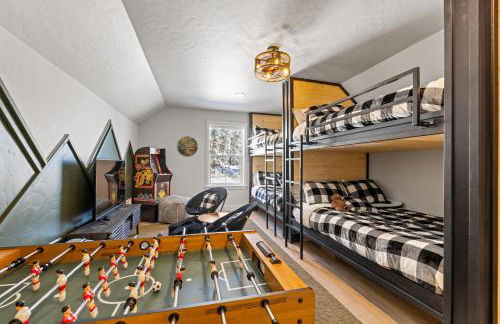 New Mountain Bluebird - walk to lake, golf, and town - game rm - family friendly - sleeps 14 - Photo 4