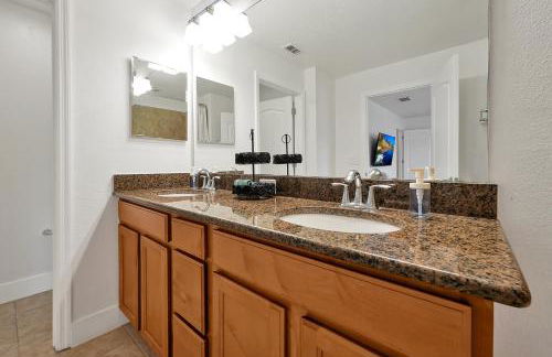 Trendy Retreat - Great Location - Fully Loaded - Foto 48