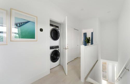 Oceanfront Oasis BBQ Patio, Free Dock, Pool and Secret Speakeasy - Foto 14