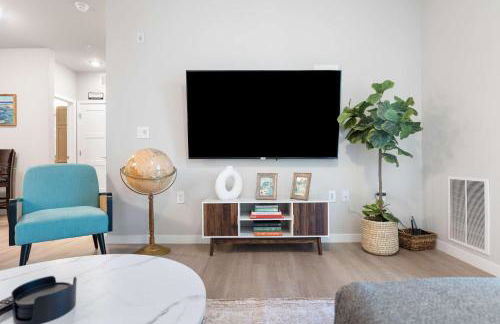 Pool & Fitness Room Near University Park - Covered Parking - Foto 1