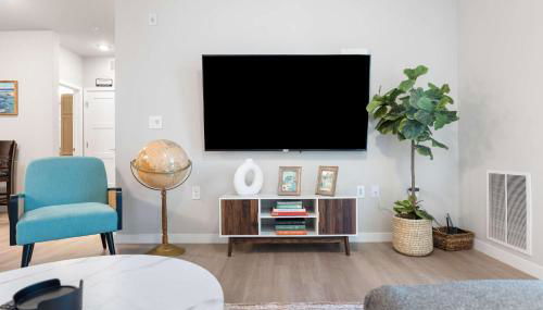 Pool & Fitness Room Near University Park - Covered Parking - Foto 1