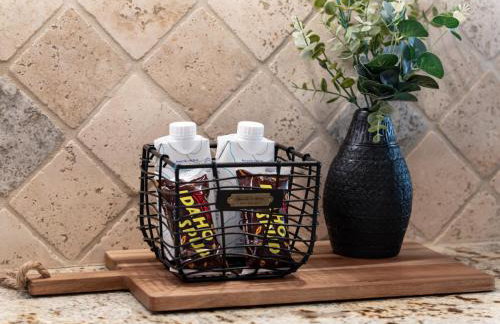 Fire Pit Getaway Shops and Dining 70in TV - Foto 20