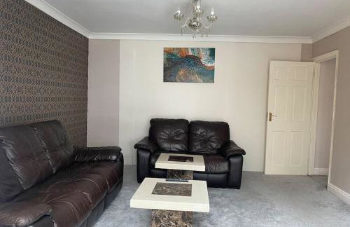 Luxurious Detached Holiday House Free Parking near Airport Town Centre Railway Station - Foto 9