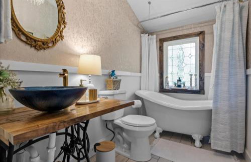 The Heartwood Hideaway-Charming Cabin Getaway-Trails, Creek, and Starry Nights - Foto 40