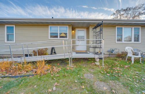 Walk to Crooked Lake Beach and Dtwn! Home with Patio - Foto 31
