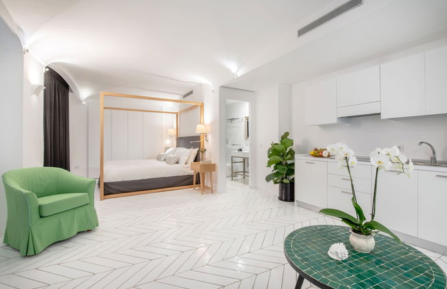 Luxury Suite with Garden and Jacuzzi - Photo 1