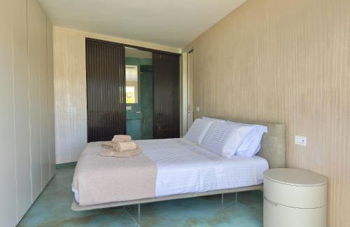 Luxury Seafront Apartment - Beach Access - Parking & WiFi - by Coral Property - Foto 31