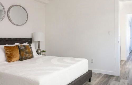 Enjoy Stylish 4BR Townhouse Sleeps 8 with Wi-Fi - Foto 27