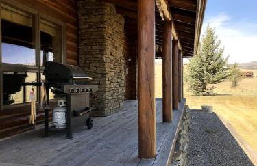 Intimate Off-Grid Cabin with Fire Pit and Mountain Views in Montana - Foto 4