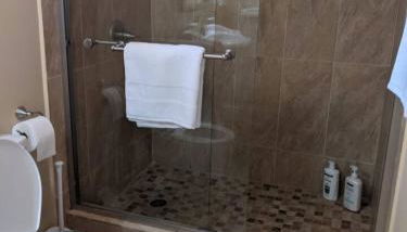 NARVAEZ BRIGHT & SPACIOUS - Private room, bathroom, entrance near light rail - Foto 4