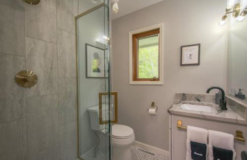 Mountain View 3BR with Sunroom, Close to Ski and Trails - Foto 23