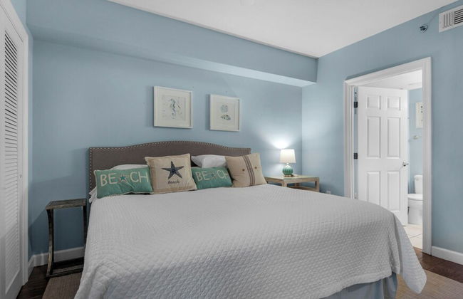 Spacious 2BR Condo w/ Partial Gulf Views, Pool, Across the Street From Beach! - Foto 7