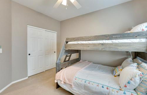 Shop, Golf and Hike Surprise Group Getaway with Pool! - Foto 18