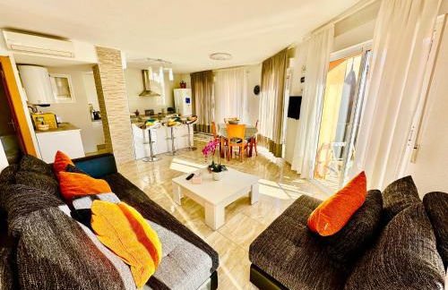 Boutique Apartment by the Sea - Photo 6