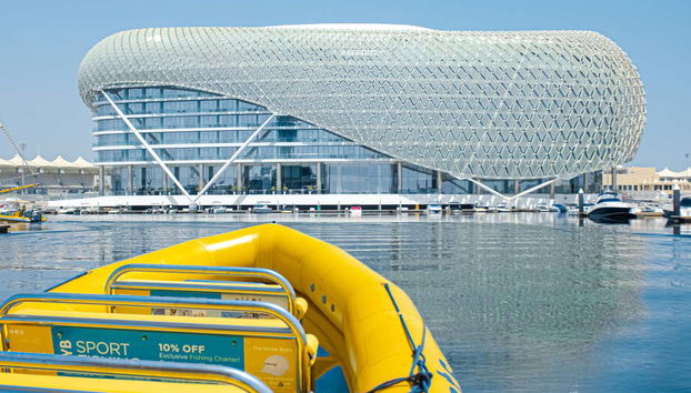 Lancha amarrada en el muelle de Yas Island