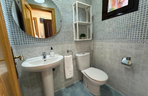 Casa grande de tres plantas con parking gratis - Foto 17