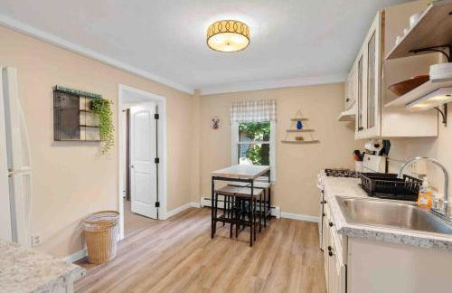 Lovely Downtown Oasis Near Hospitals, Colleges, and Beaches - Foto 3