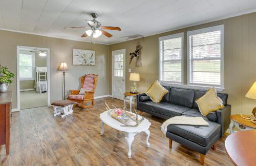 2 Mi to Lake Lineville Farmhouse with Fire Pit - Foto 5