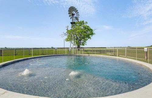 Fire Pit, Pickleball, Pool! Schulenburg Farmhouse - Foto 30