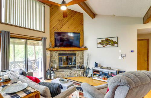 Maggie Valley Mountain Escape with Fireplace and Deck! - Foto 1