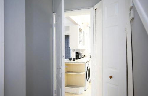 Spacious 3BR by Avalora Shortlets & Serviced Accommodations Queensway with big garden, Near train station - Foto 16