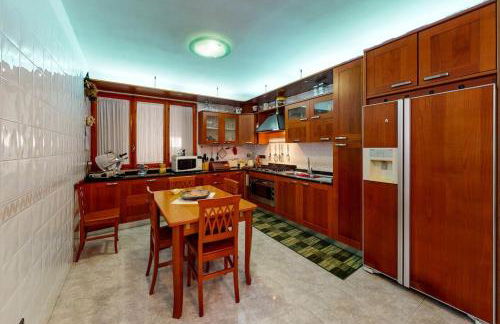 Villa con piscina e giardino a due passi dal mare. - Foto 22