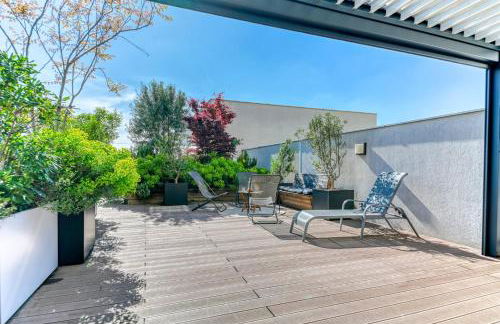 GuestReady - Chic Stay with Jacuzzi and Parking - Photo 30