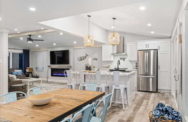 Cozy and Modern Oceanview Cottage With hot Tub - Photo 1