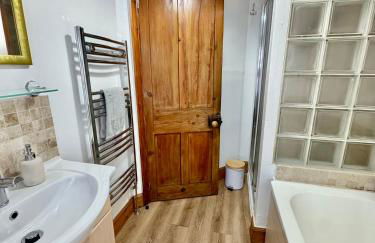 2-bedroom house in Cheltenham town centre - Photo 15