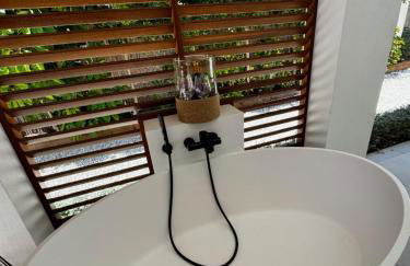 Marbella Bliss - Luxury 4-Bedroom VILLA with Garden, Private POOL & Jacuzzi, Marbesa near- 5 min to the Cabopino Beach - Photo 29