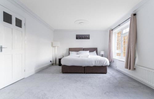 Purley House-Sleeps 8-Near Gatwick-Games Room - Foto 3