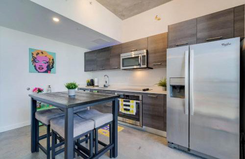 Vibrant Downtown Haven with Rooftop Pool & Parking - Foto 26