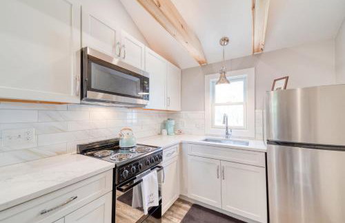 Studio with Deck by Leavetown Vacations - Foto 5