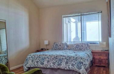 Bright Airy Home with Scenic Views - Foto 5