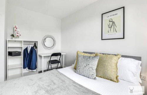 Modern 4-Bedroom Gem Family & Business Friendly - Foto 14
