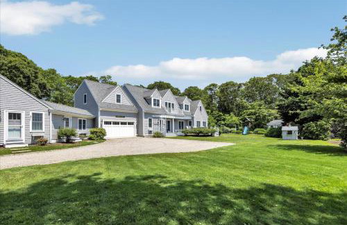 Stay 1 Block from Ocean at 7-Bed Retreat with Yard, Deck and Game Room, Host Up to 22 Across 16 Beds, Gas Fireplace, Gas Grill, Ample Parking, Walk to Menauhant Beach, Perfect for Family Getaway, 24 Hr Hospitality - Foto 23