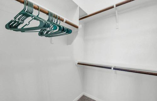 Luxury Retreat in Serene Surroundings, 4 Bedrooms Corporate House, Entire house with full amanities, Convenient location Near Medical Centers and Downtown - Foto 32