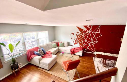 Easy PATH&Bus access- NYC| designer home + Deck. - Photo 1