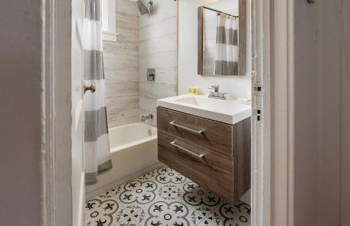 Modern Victorian House With Relaxing Courtyard - Near FQ - Foto 14