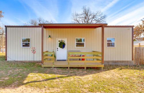 4 Mi to Lazy E Arena Horse Lovers Haven with Grill - Photo 3