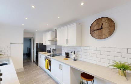 Central Stunning 3-Bed House - Free Parking - Foto 1